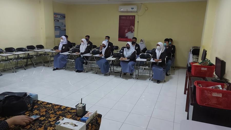 Peserta mengikuti pengarahan di ruang kelas